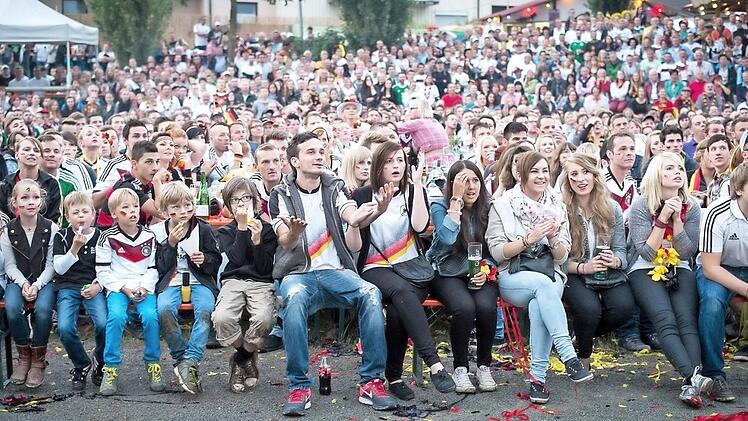 Fußballschauen im Freien (hier beim Sander Weinfest das Finale der WM 2014) hat sich bei Fußballturnieren etabliert. Im Kreis Haßberge dürfte heuer vor allem das Sportgelände des FC Haßfurt Anlaufstelle sein, wo Spiele auf Leinwand übertragen werden. Foto: Hendrik Steffens
