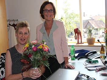 Carmen Nüchterlein (links) freute sich über die Blumen, mit der sie von ihrer Stellvertreterin Kerstin Benos begrüßt wurde.  Foto: Veronika Schadeck