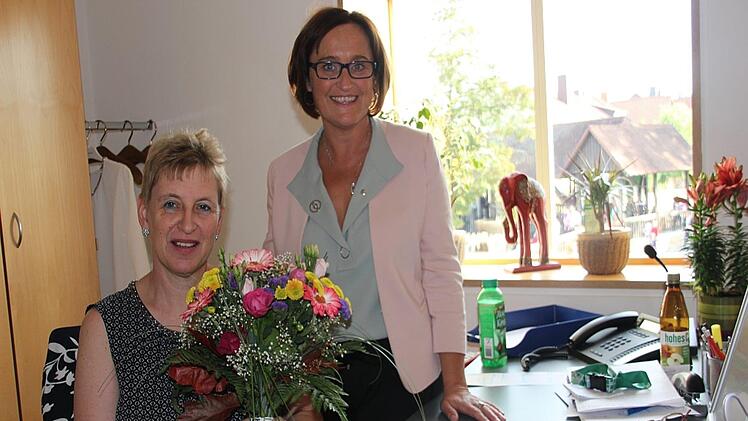 Carmen Nüchterlein (links) freute sich über die Blumen, mit der sie von ihrer Stellvertreterin Kerstin Benos begrüßt wurde.  Foto: Veronika Schadeck