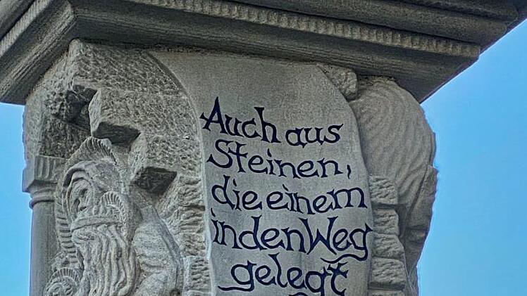 In Klesses Kunstwerk kommen christliche Tradition und fernöstliche Weisheit zusammen. Das Zitat des Dalai Lama regt den Betrachter zum Nachdenken an.