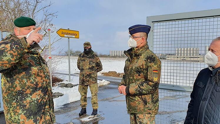 Landrat Thomas Bold (rechts) nahm Brigadegeneral Thomas Hambach (2. von rechts) mit auf die Corona-Teststrecke in Oerlenbach. Dort erläutert Oberstabsfeldwebel Oliver Reck (links) den Ablauf der Tests. Foto: Nathalie Bachmann