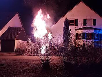 Landkreis Erlangen: Gartenhaus steht in Flammen - Brandursache unklar
