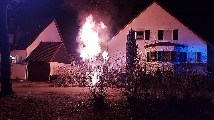 Landkreis Erlangen: Gartenhaus steht in Flammen - Brandursache unklar