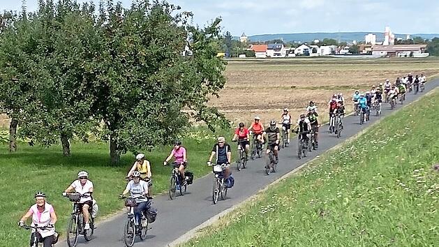 Die Pilger fuhren mit dem Fahrrad zur Klosterkirche Ebrach.