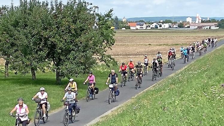 Die Pilger fuhren mit dem Fahrrad zur Klosterkirche Ebrach.