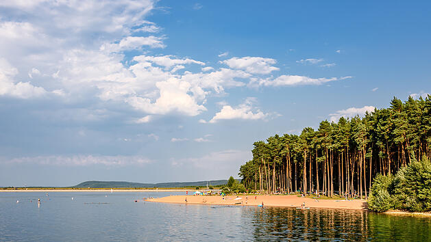 Idyllischer Badestrand am Gro&szlig;en Brombachsee