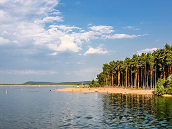 Idyllischer Badestrand am Großen Brombachsee
