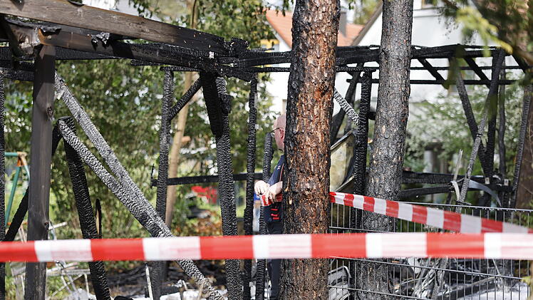 Erlangen: Carport in Vollbrand - "Zwei Überraschungen" beim Feuerwehreinsatz