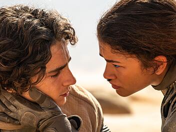 Chani (Zendaya) gibt dem hadernden Paul (Timoth&eacute;e Chalamet) Halt und f&uuml;hrt ihn in die Lebensweise in der W&uuml;ste ein.
