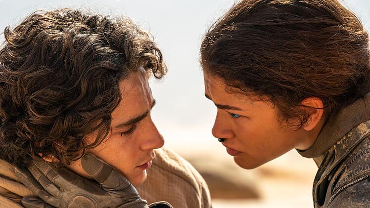 Chani (Zendaya) gibt dem hadernden Paul (Timoth&eacute;e Chalamet) Halt und f&uuml;hrt ihn in die Lebensweise in der W&uuml;ste ein.