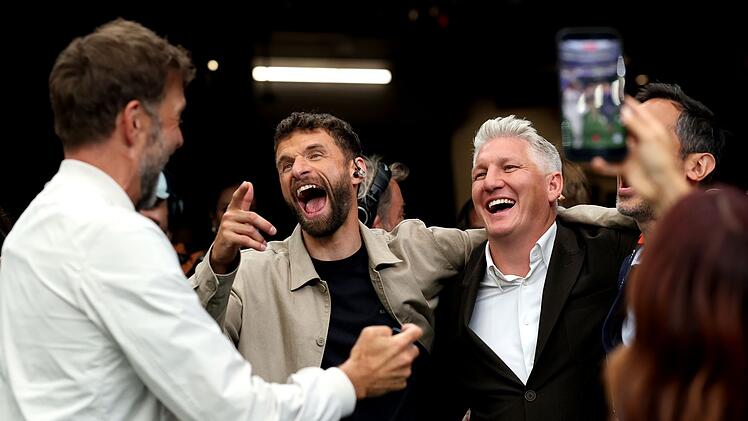 Sender-&uuml;bergreifendes Experten-Treffen, auch bei der XXL-WM l&auml;uft man sich eben &uuml;ber den Weg, von links: J&uuml;rgen Klopp, Thomas M&uuml;ller and Bastian Schweinsteiger.