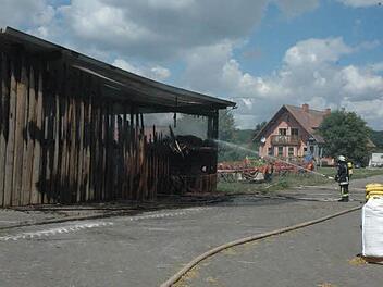 Nicht mehr viel steht von der Scheune bei einem Aussiedlerhof in Bundorf. Am Montagvormittag war hier ein Brand ausgebrochen. Die Ursache ist noch unklar.  Fotos: Gerhard Schmidt