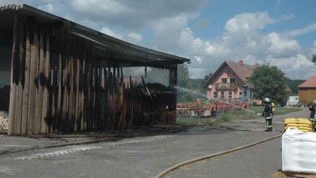 Nicht mehr viel steht von der Scheune bei einem Aussiedlerhof in Bundorf. Am Montagvormittag war hier ein Brand ausgebrochen. Die Ursache ist noch unklar.  Fotos: Gerhard Schmidt