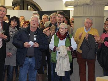 Gespannte Gesichter im Rathaus: Viele Bürger verfolgen den Ausgang der Oberbürgermeister- und der Stadtratswahl im Kitzinger Rathaus. Foto: Diana Fuchs
