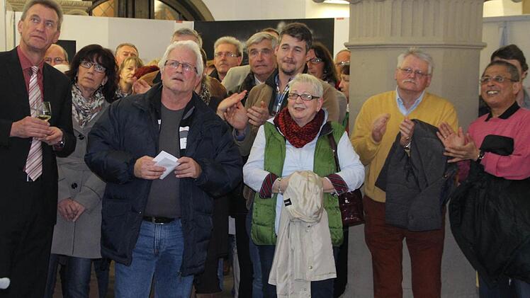 Gespannte Gesichter im Rathaus: Viele Bürger verfolgen den Ausgang der Oberbürgermeister- und der Stadtratswahl im Kitzinger Rathaus. Foto: Diana Fuchs