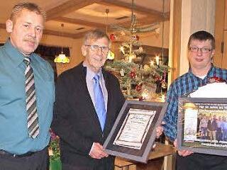 Die Siedlergemeinschaft freut sich über ihren ersten Ehrenvorsitzenden. Das Bild zeigt (von links) 2. Vorsitzender Heinrich Göppner, Ehrenvorsitzender Manfred Hohenberger, Vorsitzender und Kreisvorsitzender Martin Gareis. Foto: Heike Schülein