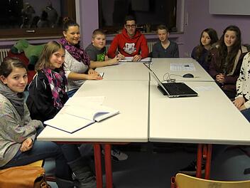 Bei der Redaktionssitzung in der Schule (von links): Jana, Luise, Bettina, Florian, Christian, Hannes, Johanna, Madeleine, Daniela Foto: Dagmar Niemann