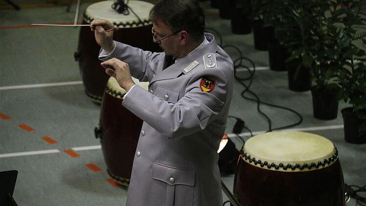 Dirigent und Leiter des Ausbildungs-Musikkorps Oberstleutnant Michael Euler. Foto: Gerd Schaar