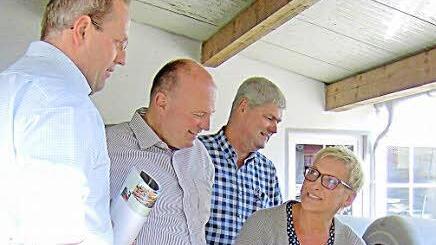 Matthias Tauber (l.) führte MdB Koschyk, Hermann Greif und Rosi Kraus durch seine Landwirtschaft.