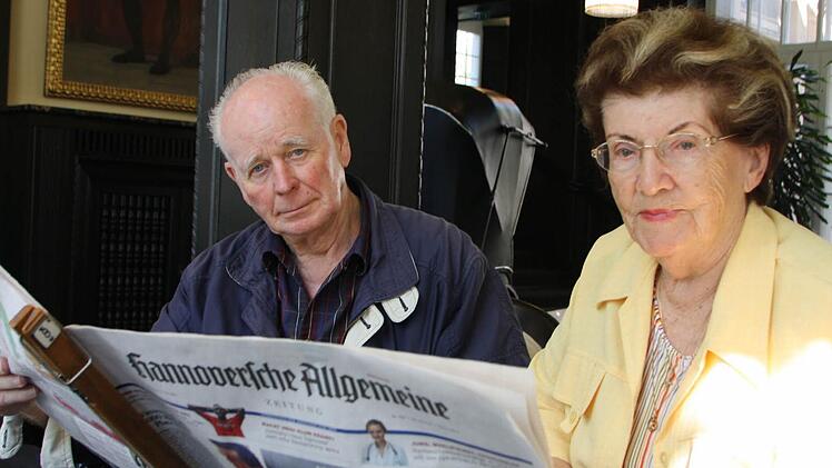 "Ich will mich informieren, dafür brauche ich die Zeitung", sagt der 76-jährige Axel Theune aus Göttingen. Früher habe es sogar seine Göttinger Zeitung gegeben, jetzt muss er auf die Hannoversche Allgemeine ausweichen. Gemeinsam mit Hildegard Ewald (77) aus Schweinfurt nutzt er täglich die Zeit zwischen dem Frühstück im Sanatorium Uibeleisen und dem Kurkonzert in der Wandelhalle, um sich ausgiebig über das Weltgeschehen zu informieren. Foto: Ralf Ruppert