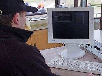 Ralf Wietasch vom Aero-Club Frankenwald hat an diesem Tag den Flugbetrieb rund um den Kreuzberg im Blick.  Fotos: Marco Meißner (3)/Aero-Club Frankenwald