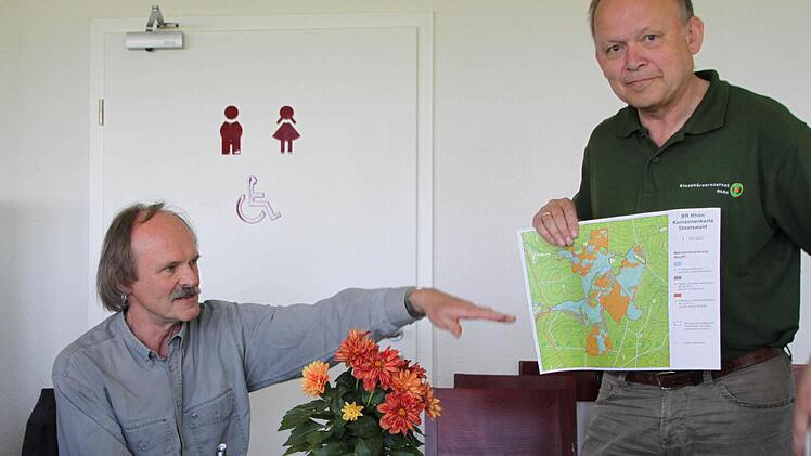 Auch in Hammelburg werden Bäume gefällt. Forstbetriebsleiter Adolf Herr erklärt die Maßnahmen. Foto: Ulrike Müller