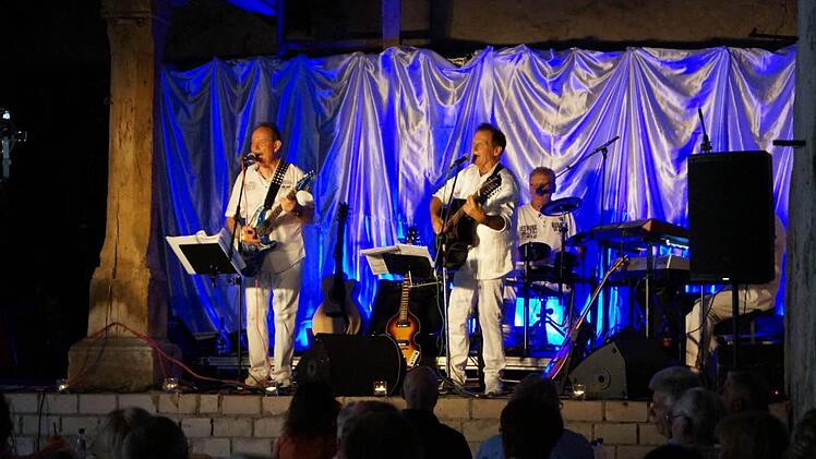 Am Samstagabend sorgte die Jets Revival Band für Stimmung in der Schlossscheune. Foto: Christina Dees