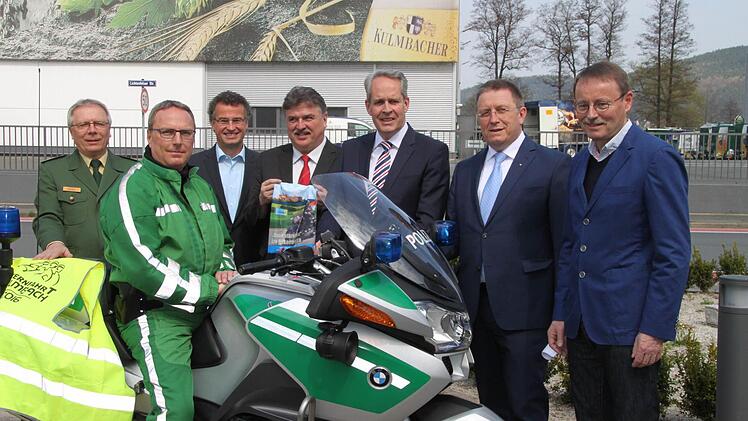 Sie stehen hinter der Sternfahrt: (von links) Polizeipräsident Reinhard Kunkel, Polizeihauptkommissar Uwe Leonhardt, Michael Schmid von der Kulmbacher Brauerei, Landrat Klaus Peter Söllner, Brauereivorstand Markus Stodden, Oberbürgermeister Henry Schramm und Andreas Eßer, der Marketingleiter der Kulmbacher Brauerei. Foto: Jessica Rus