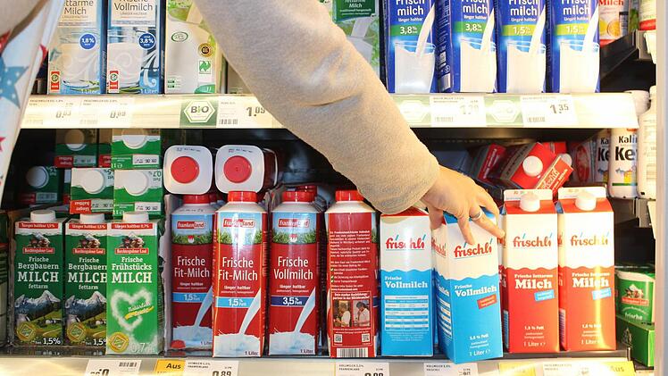 So vielfältig wie das Angebot im Milchregal sind die Preise. Foto: Andreas Oswald