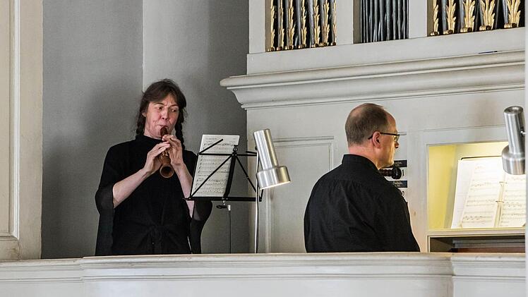 Das Ensemble Concert Royal gastierte in der Schlosskirche Lahm: Karla Schröter (Barockoboe) und Willi Kronenberg (Orgel).Foto: Jochen Berger