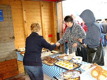 Kuchenverkauf in der Feuerwehrgarage: Weil eine Einigung im Gemeinderat ausgeblieben ist, müssen nun die Grüber Bürger am 25. Juni entscheiden, wo zweimal im Monat ein Markt veranstaltet werden soll. Foto: Michael Stelzner