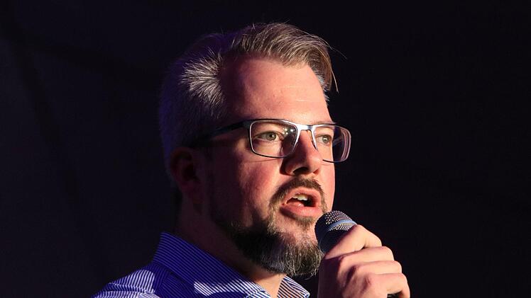 Auch Landestheater-Intendant Bernhard F. Loges begrüßte die Besucher der Spider Murphy Party in Coburg.Foto: Jochen Berger