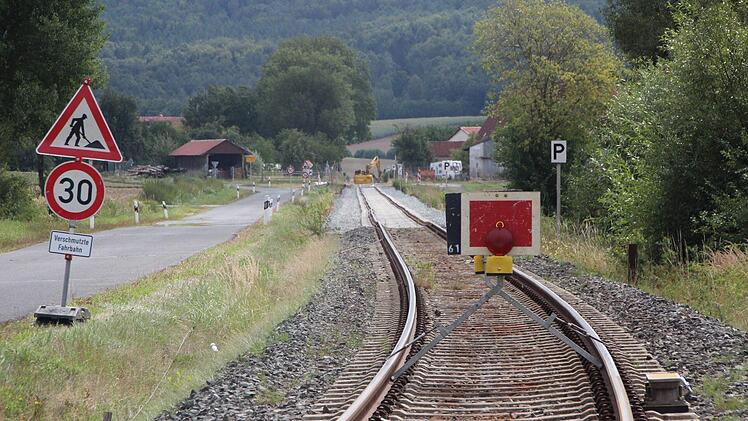 Das Gleisbett  am Übergang Manndorf wird zurzeit erneuert, die alten Stahlschwellen und -schienen  werden  ersetzt. Foto: Eckehard Kiesewetter