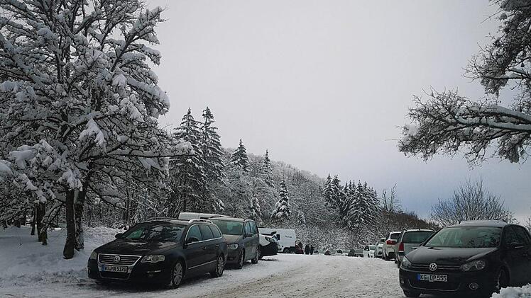 Der Parkplatz am Guckaspass wird gerne genutzt als  Ausgangspunkt für  Winterwanderungen zum Kreuzberg.