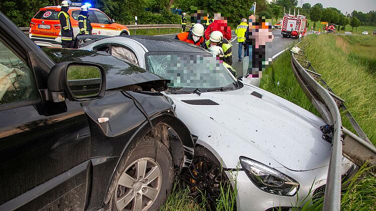 Sportwagen kollidieren bei Überholmanöver mit Geländewagen