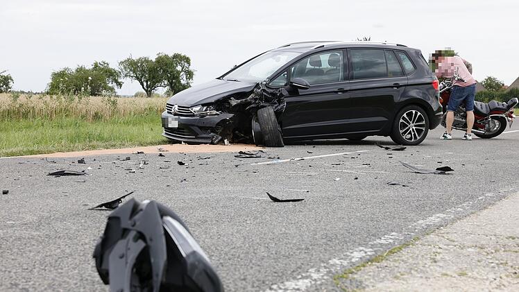 Allersberg: Motorradfahrer will Lastwagen überholen und kollidiert mit Auto - Biker stirbt in Krankenhaus