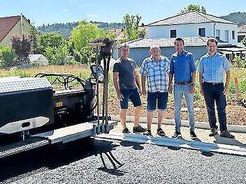 Tiefbau-Sachgebietsleiter Georg Deuerling, Stadtrat Roland Lowig, Bürgermeister Andreas Hügerich und Stadtbaumeister Gerhard Pülz (v.l.).