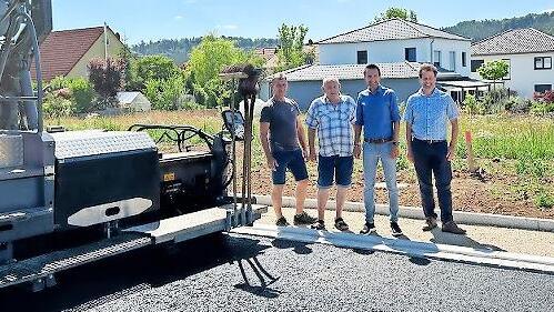 Tiefbau-Sachgebietsleiter Georg Deuerling, Stadtrat Roland Lowig, Bürgermeister Andreas Hügerich und Stadtbaumeister Gerhard Pülz (v.l.).