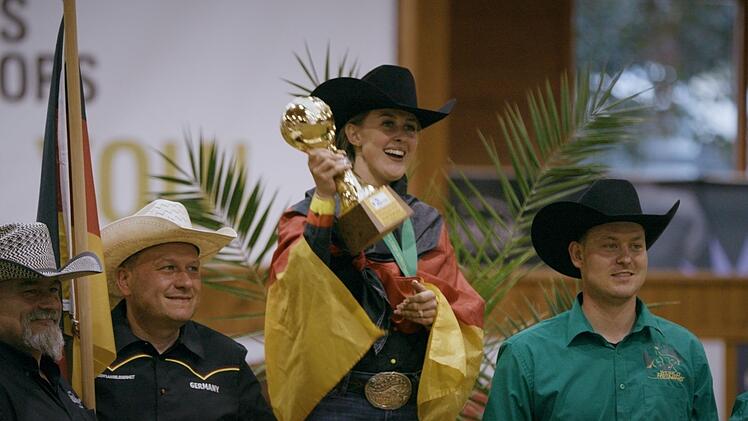 Wieder einmal Gold f&uuml;r Gina Schumacher (mit Ehemann Iain Bethke, rechts): Mit ihren Preisgeldern hat die Tochter von Michael Schumacher inzwischen den "One Million Dollar Rider"-Status erreicht.