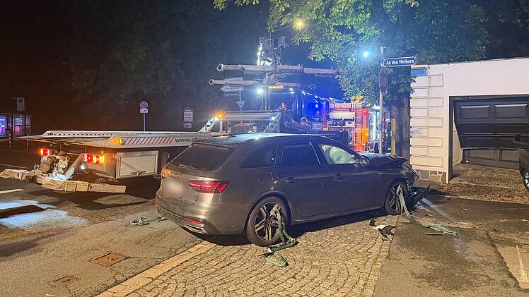 Unfall im Kreuzungsbereich: Fiat nach Kollision gegen Garagentor geschleudert
