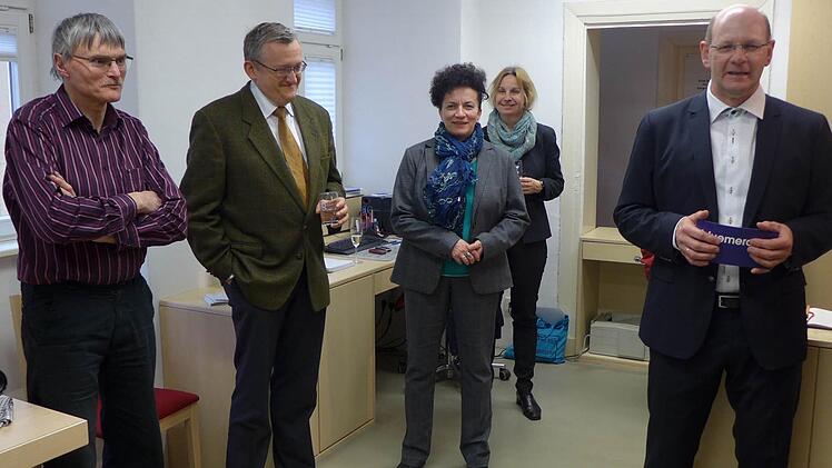Bürgermeister Thomas Stadelmann (rechts) eröffnete die Finissage zum Abschluss der Kunstausstellung im Zeiler Hexenturm. Im Bild außerdem (von links): Bernhard Schurig, Professor Günter Dippold, Birgit Geißler und Petra Hohenberger. Foto: Sabine Meißner