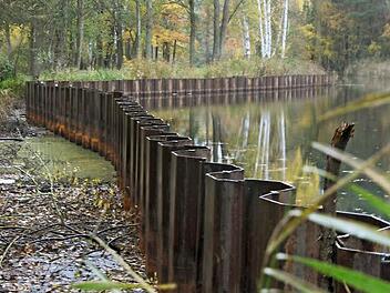 Die Spundwände sind gesetzt, um den Röttenbach vom Endsee abzutrennen.  Fotos: Michael Busch