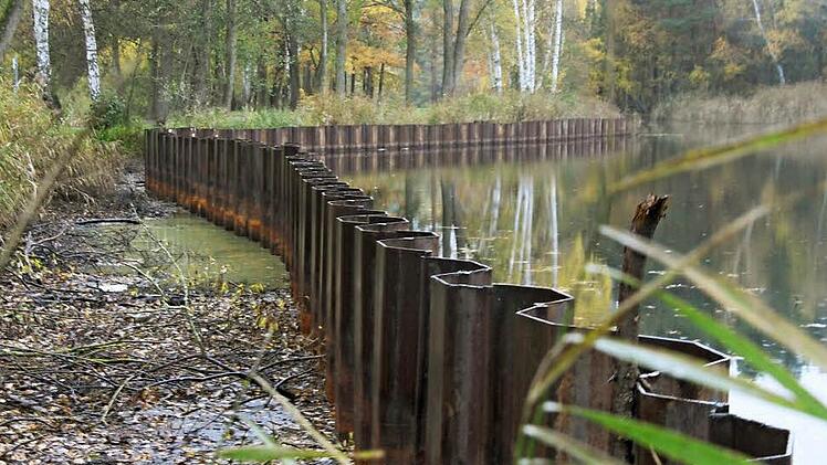 Die Spundwände sind gesetzt, um den Röttenbach vom Endsee abzutrennen.  Fotos: Michael Busch
