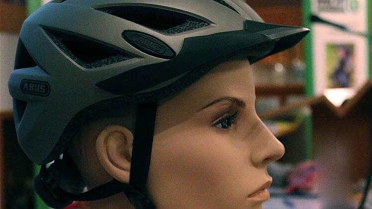 "Ich trag' Helm": Cooles Outfit mit Fahrradhelm, der vor Verletzungen bei Unfällen schützt. Foto: Schaar