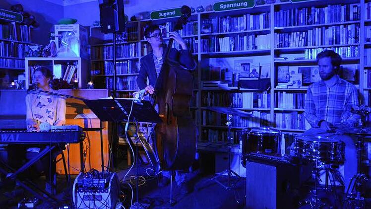 "Annika Frerichs & Band" beim Bookshop-Konzert im Bücher-Pavillon in Bad Bocklet Foto: Björn Hein