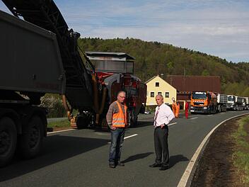 Bürgermeister Markus Grüner (r.) aus Obertrubach ließ sich von Peter Deckert (Straßenbauamt) Details erläutern.  Foto: Galster