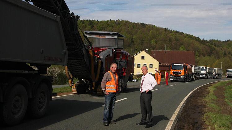 Bürgermeister Markus Grüner (r.) aus Obertrubach ließ sich von Peter Deckert (Straßenbauamt) Details erläutern.  Foto: Galster
