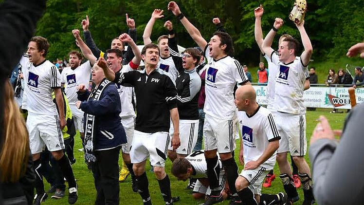 Der FC Rottershausen ist Kreisklassist nach einem dramatischen Sieg im Elfmeterschießen gegen den SV Niederlauer. Foto: Anders