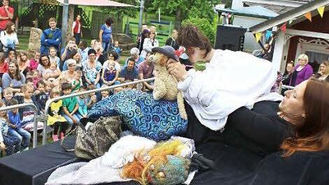 Beim Fußtheater von und mit Anne Klinge hatten die Besucher ihren Spaß. Der gestiefelte Kater stand dabei im Mittelpunkt.  Foto: Ralf Naumann
