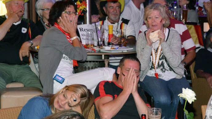 Beim gesetzteren Kissinger Publikum in der Grabengasse war beim Public Viewing deutlich mehr Stimmung als am Stadtstrand. Nach der 2:0-Niederlage der deutschen Mannschaft gegen Frankreich ließen die Fans jedoch an beiden Orten die Köpfe hängen. Fotos: Peter Rauch